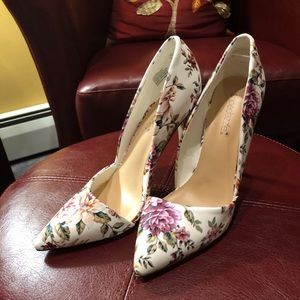 White floral pretty pumps!